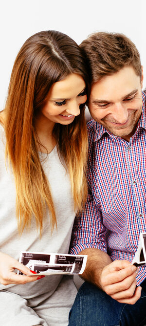 couplelookingatsonogram