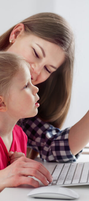 momandgirlwithcomputer