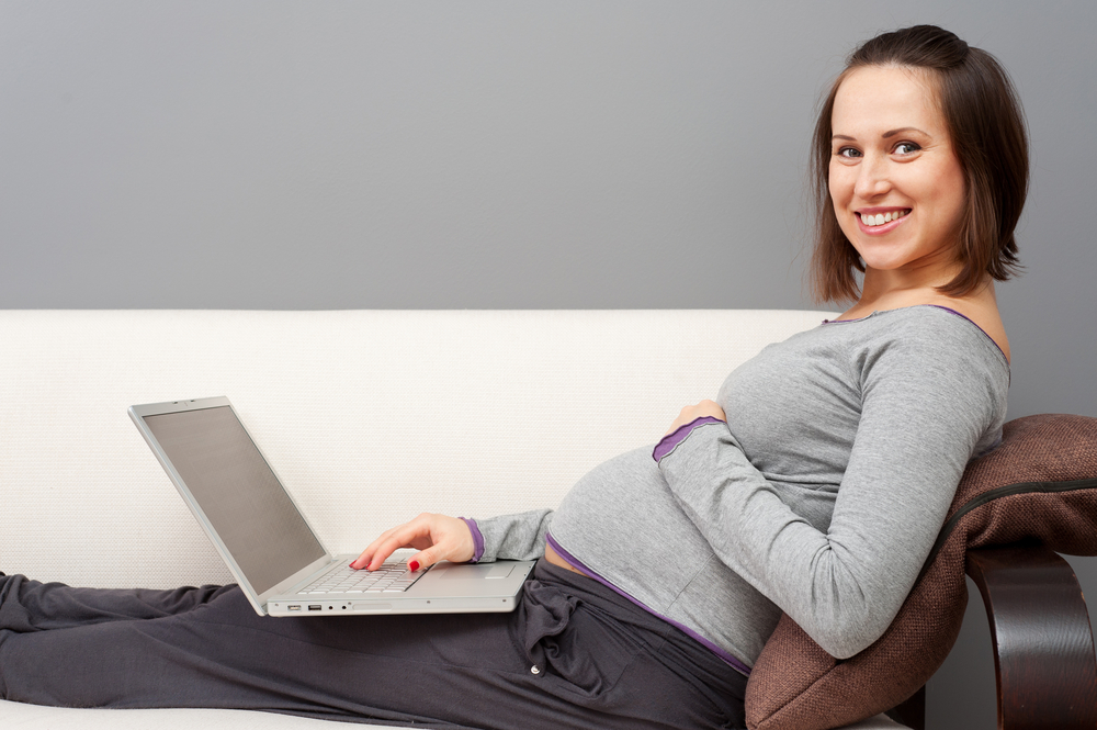 pregnant woman with laptop