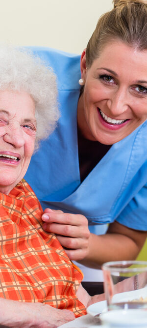 seniorandhelperwithlunch