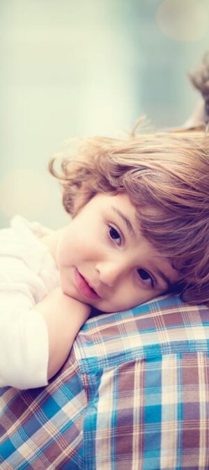 girl on dad’s shoulder