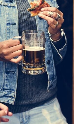group eating beer and pizza
