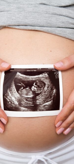 pregnant bellin with sonogram