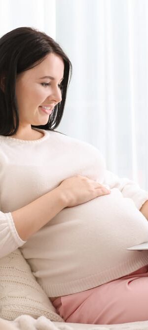 pregnant woman with laptop