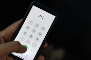 dialing 911 on smartphone